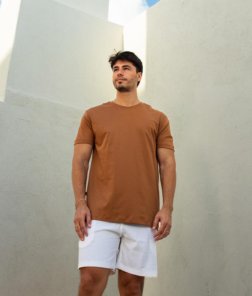 A Cor do Ano 2025 e Suas Possibilidades no Guarda-Roupa Masculino