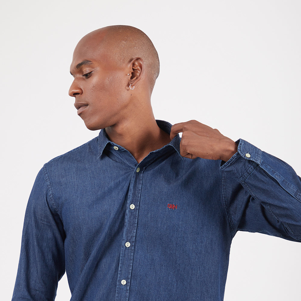 A melhor maneira de vestir camisa social